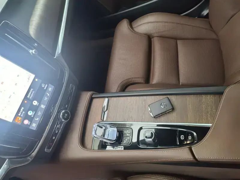 2025 Volvo S90 с пробегом 9 500 км