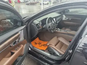 2025 Volvo S90 с пробегом 9 500 км