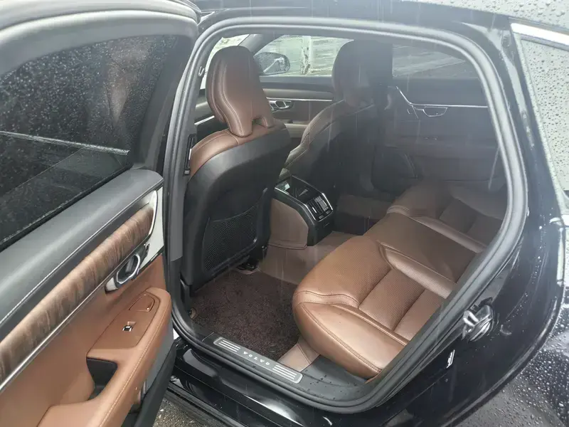 2025 Volvo S90 с пробегом 9 500 км