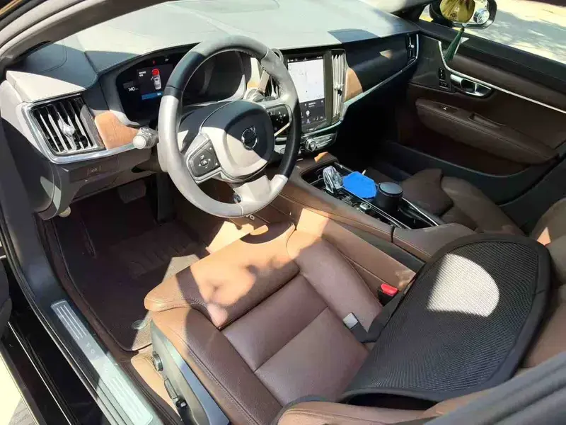 2025 Volvo S90 с пробегом 26 000 км