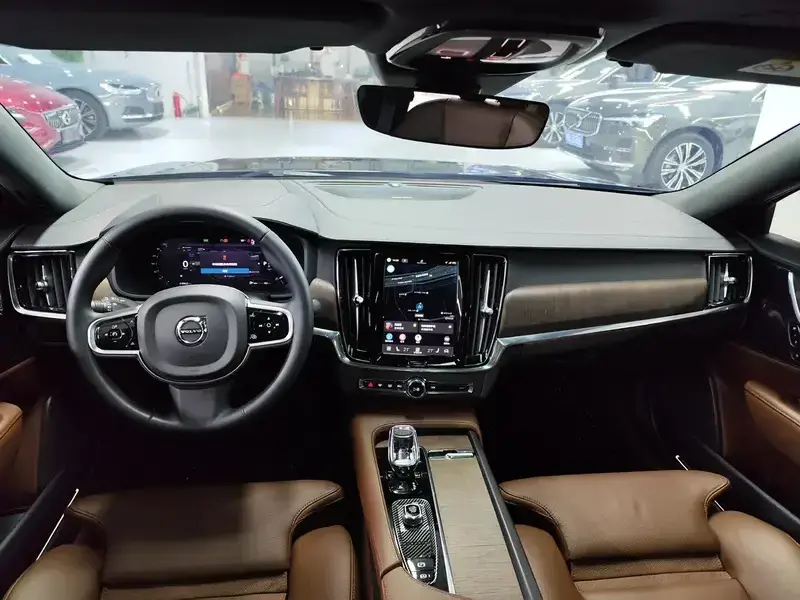 2025 Volvo S90 с пробегом 29 000 км