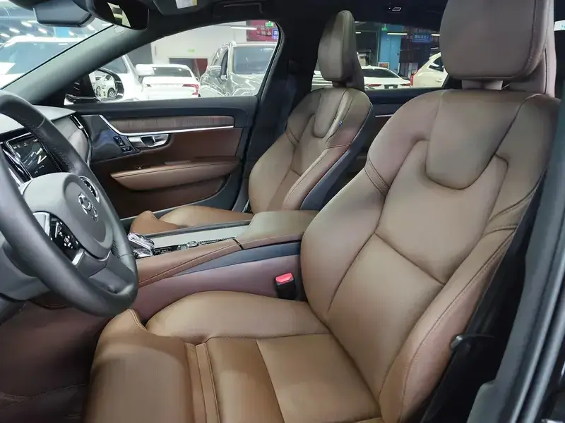 2025 Volvo S90 с пробегом 29 000 км