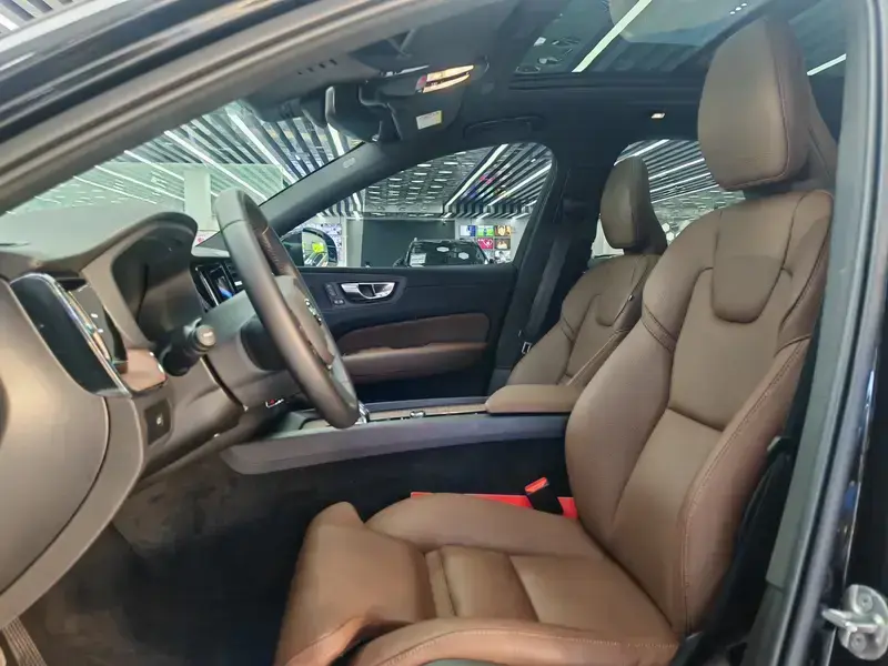 2025 Volvo XC60 с пробегом 18 000 км