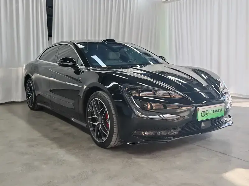 2025 BYD Yangwang U7 с пробегом 3 000 км