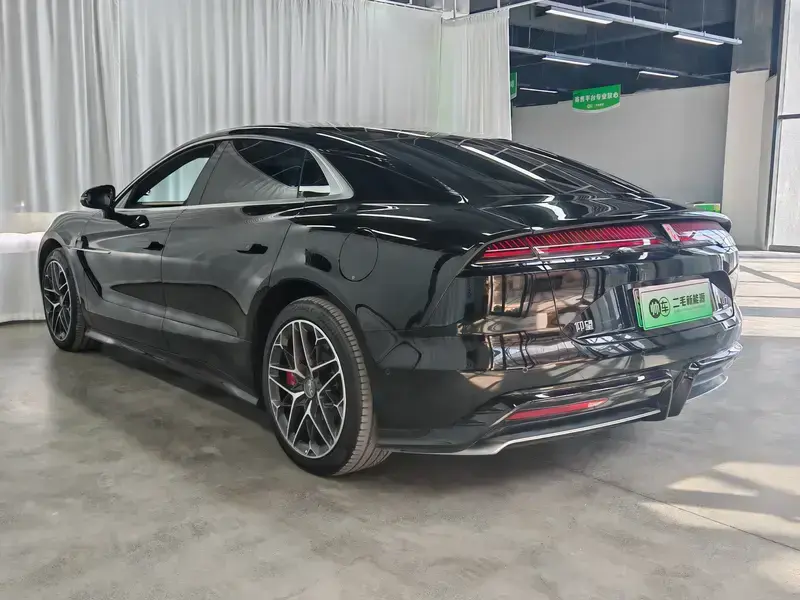 2025 BYD Yangwang U7 с пробегом 3 000 км