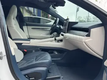 2023 Zeekr 001 с пробегом 29 500 км