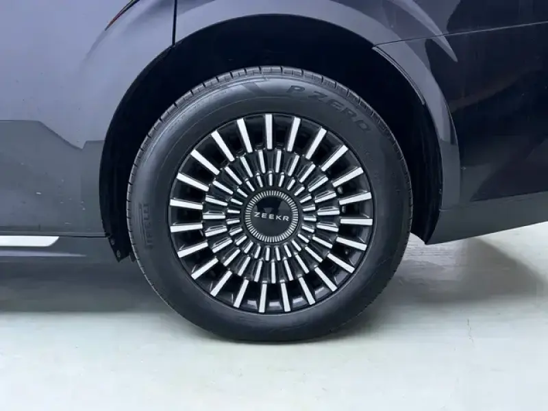 2024 Zeekr 009 с пробегом 45 700 км