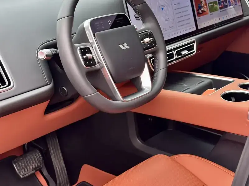 2025 Li Auto (Lixiang) L6 с пробегом 14 000 км