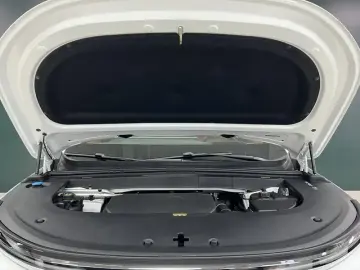 2025 Li Auto (Lixiang) L6 с пробегом 10 900 км