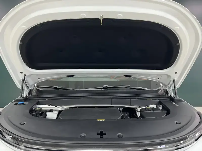 2025 Li Auto (Lixiang) L6 с пробегом 10 900 км