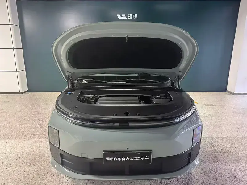 2025 Li Auto (Lixiang) L6 с пробегом 9 700 км