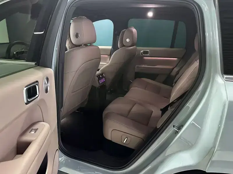 2025 Li Auto (Lixiang) L6 с пробегом 9 700 км