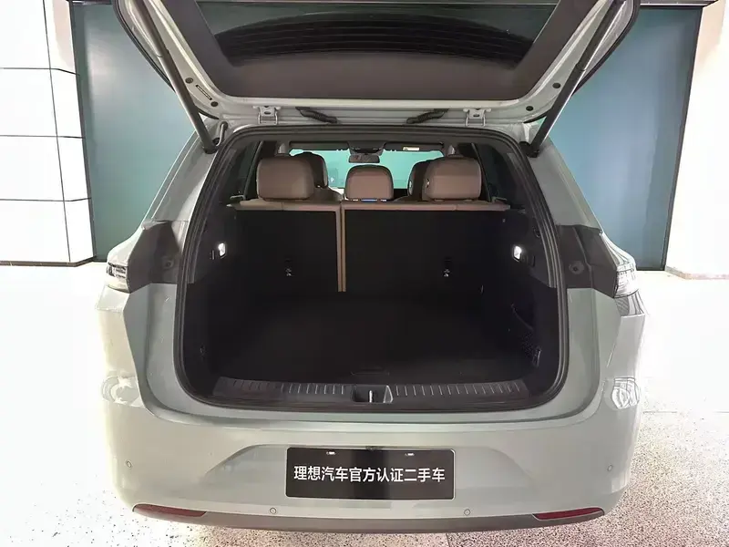 2025 Li Auto (Lixiang) L6 с пробегом 9 700 км