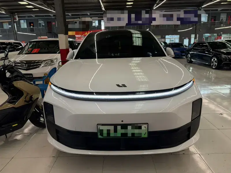 2024 Li Auto (Lixiang) L6 с пробегом 32 000 км
