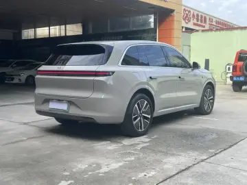2024 Li Auto (Lixiang) L6 с пробегом 12 000 км