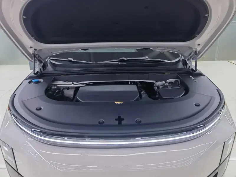 2025 Li Auto (Lixiang) L6 с пробегом 8 300 км