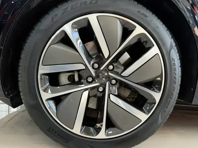 2024 Li Auto (Lixiang) L6 с пробегом 25 000 км