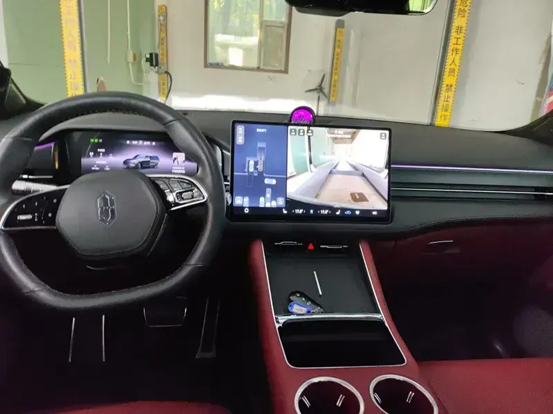2025 Aito M5 с пробегом 9 400 км