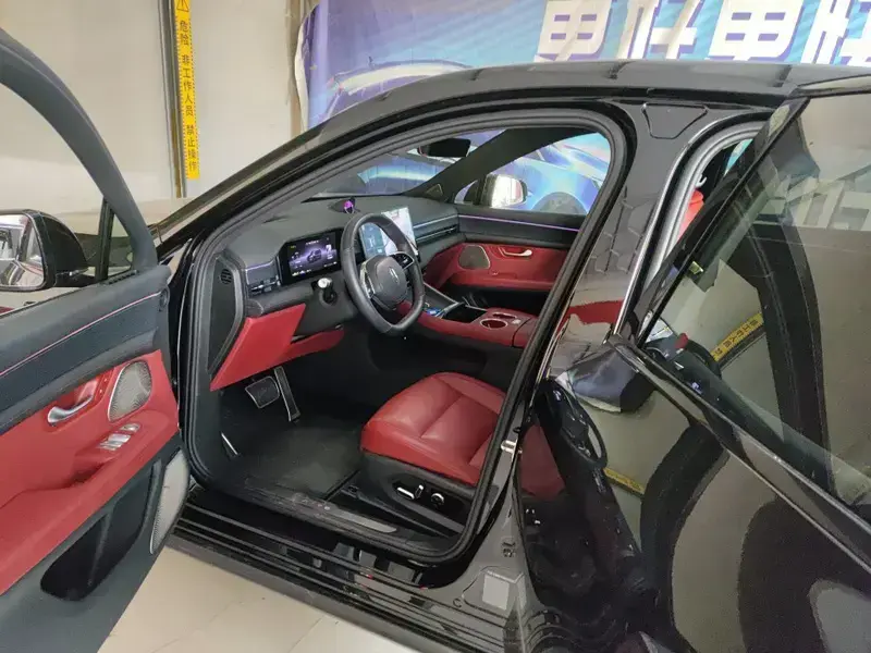 2025 Aito M5 с пробегом 9 400 км