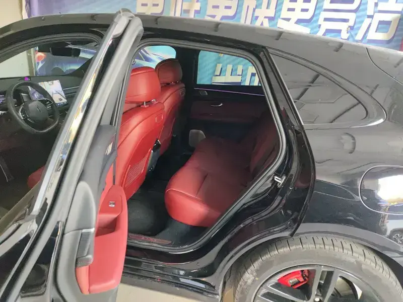 2025 Aito M5 с пробегом 9 400 км
