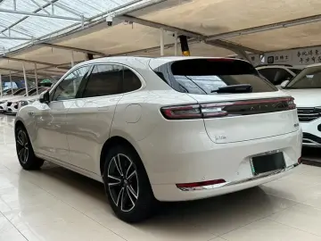 2025 Aito M5 с пробегом 11 000 км