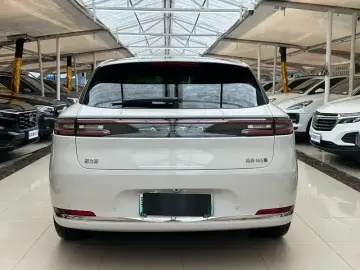 2025 Aito M5 с пробегом 11 000 км