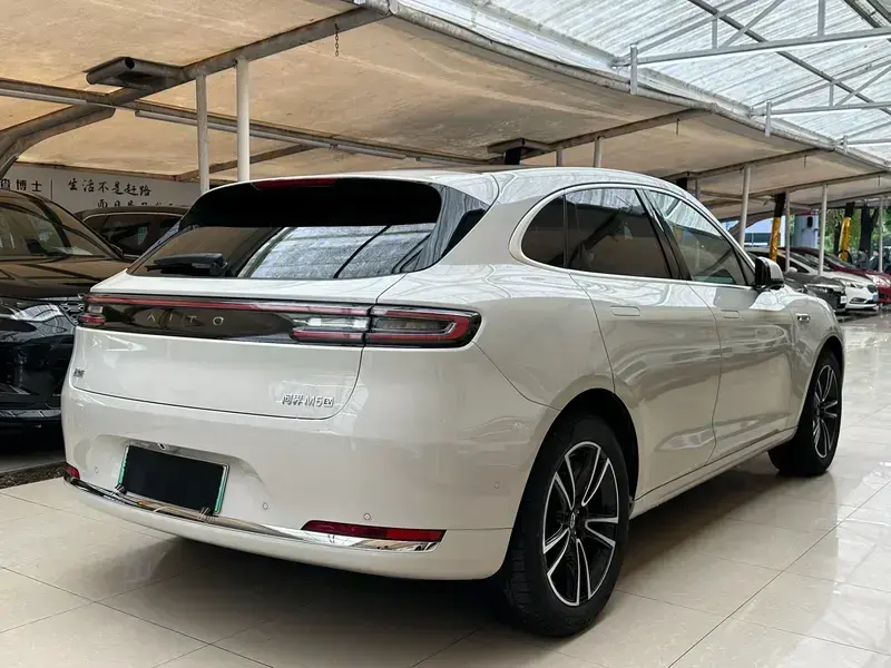 2025 Aito M5 с пробегом 11 000 км
