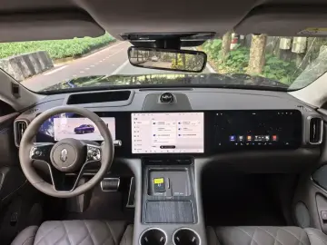 2025 Aito M8 с пробегом 9 000 км