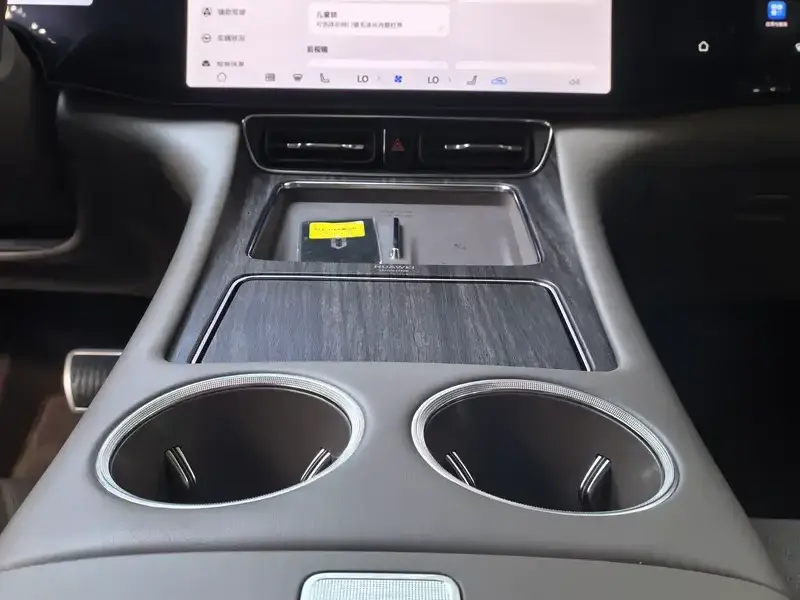 2025 Aito M8 с пробегом 9 000 км