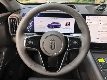 2025 Aito M8 с пробегом 9 000 км