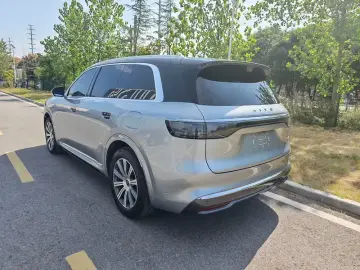 2025 Aito M8 с пробегом 12 000 км