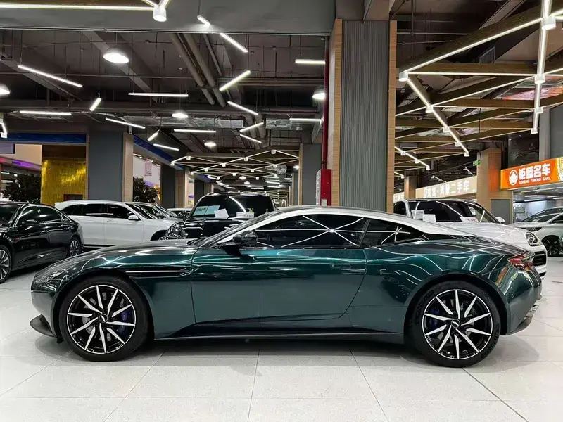 2020 Aston Martin DB11 с пробегом 34 000 км