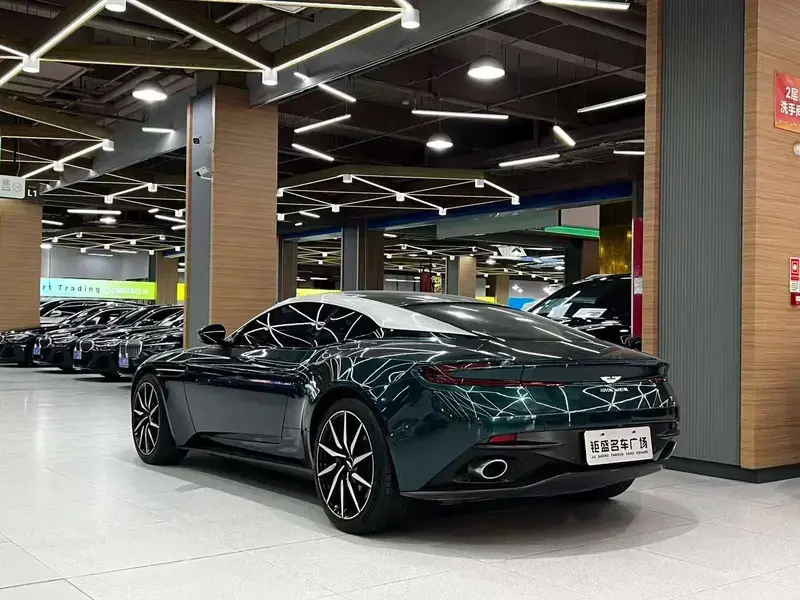 2020 Aston Martin DB11 с пробегом 34 000 км