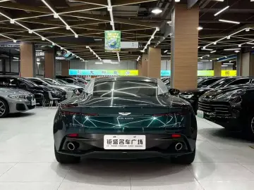 2020 Aston Martin DB11 с пробегом 34 000 км