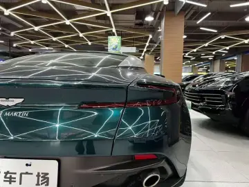 2020 Aston Martin DB11 с пробегом 34 000 км