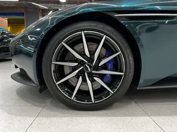 2020 Aston Martin DB11 с пробегом 34 000 км
