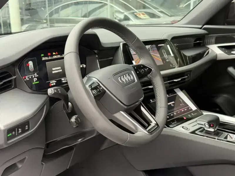 2023 Audi Q6 с пробегом 14 000 км