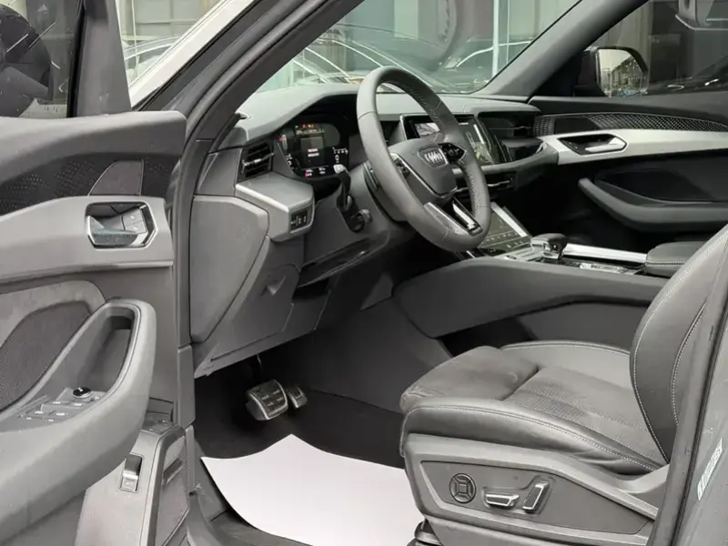 2023 Audi Q6 с пробегом 14 000 км
