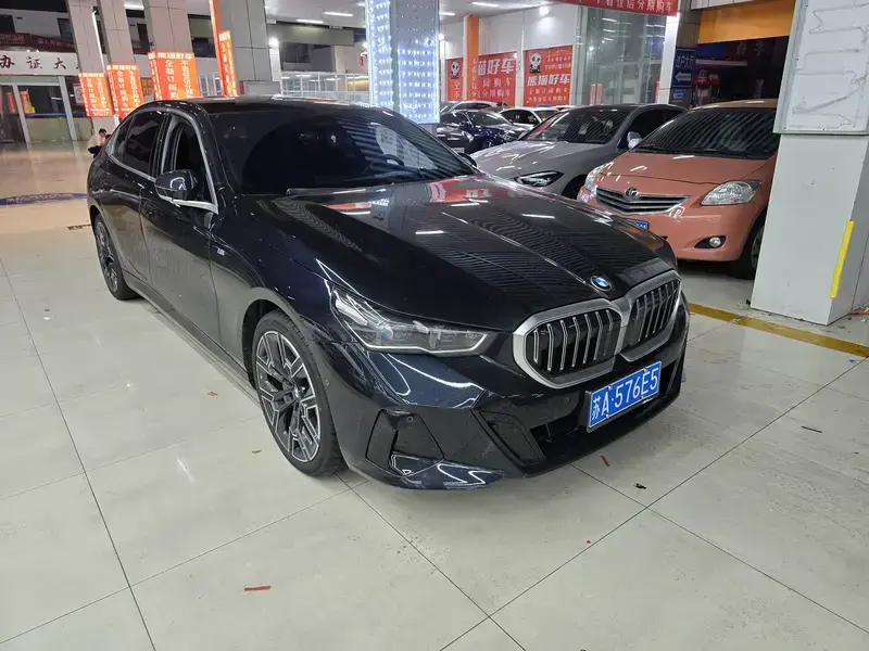 2025 BMW 5 серии с пробегом 11 000 км
