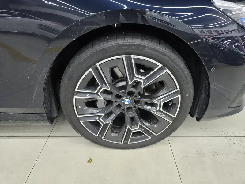 2025 BMW 5 серии с пробегом 11 000 км