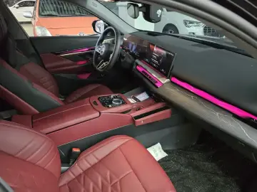 2025 BMW 5 серии с пробегом 11 000 км