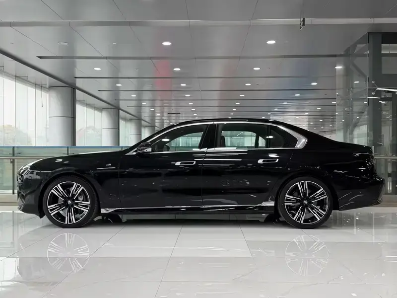 2023 BMW 7 серии с пробегом 100 км