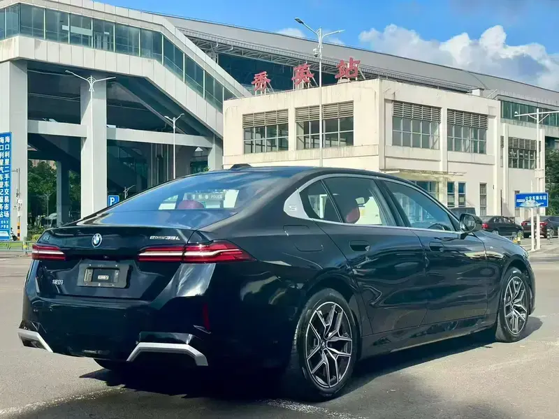2024 BMW i5 с пробегом 20 000 км