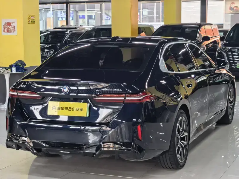 2024 BMW i5 с пробегом 43 000 км