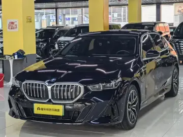 2024 BMW i5 с пробегом 43 000 км