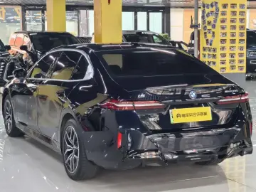 2024 BMW i5 с пробегом 43 000 км
