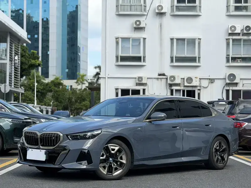 2024 BMW i5 с пробегом 17 000 км