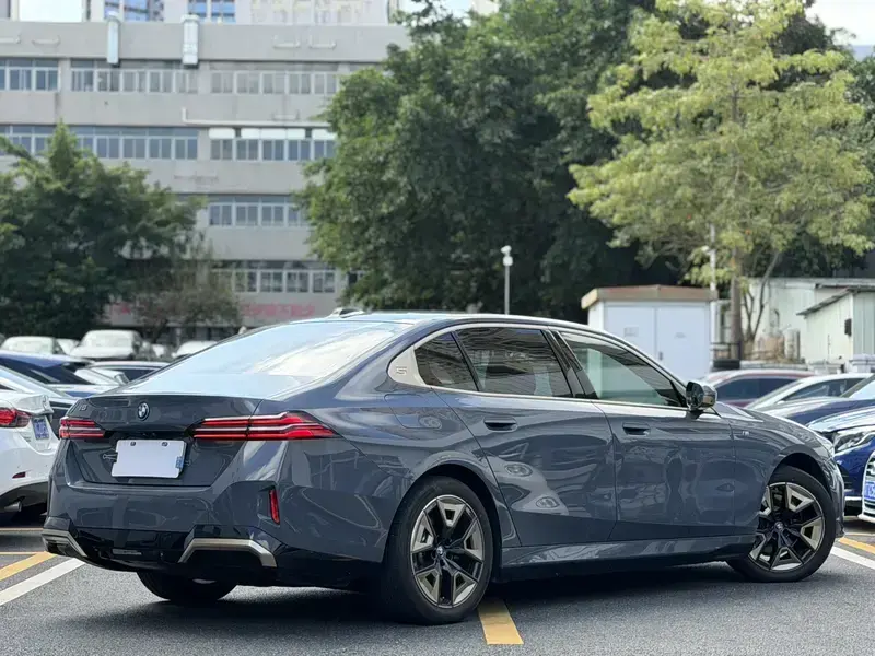 2024 BMW i5 с пробегом 17 000 км