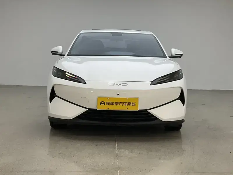 2025 BYD E7 с пробегом 22 800 км