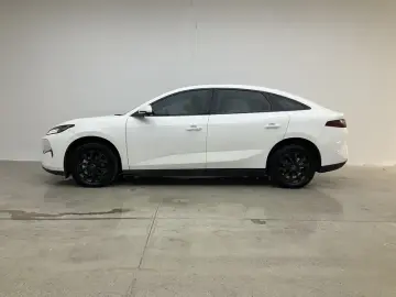 2025 BYD E7 с пробегом 22 800 км